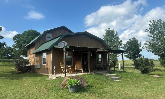 Hennepin Casa | The Brandin 'Post en el rancho Flyin' D