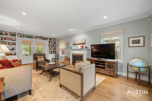 Tarrytown Casa | Near UT Pet Friendly w Parking 3BR 2.5BA in Walkable Area By Austin Vacay