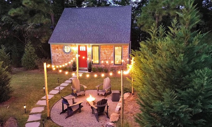 Wilmington Cabaña | Stunning Cottage Near Wrightsville Beach! Cozy~ King Bed~ FirePit ~Outdr Shower