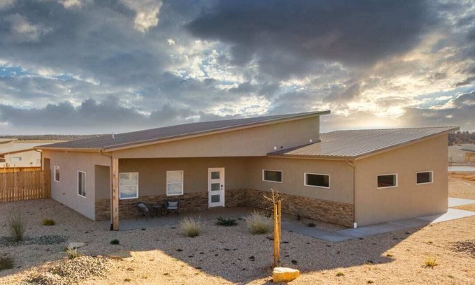 Kanab Casa | Near Zion NP l Pool I Dark Skies I Pickleball Court I Pet Friendly