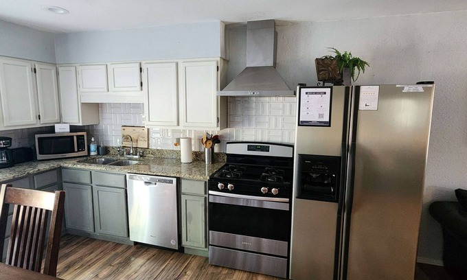 East Terrell Hills Casa | Near Zoo, Alamo, & Downtown! Tranquil and Tropical