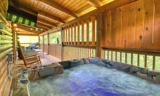 Sevierville Cabina | Nearby stream & cozy hot tub - Bear Necessities