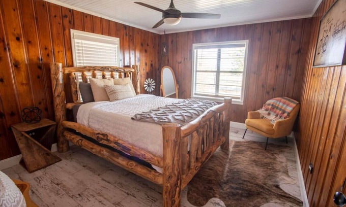 Russellville Cabina | Nebo’s Foot, Hike&Bike Cabin Escape at Mt. Nebo