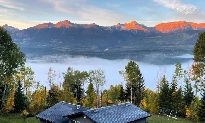 Golden Cabina | Nell’s Mountain Lodge - Movie Theatre|Arcade|Hottub|Fire Pit|Kicking Horse