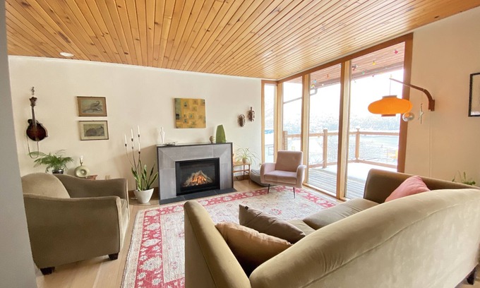 Nelson Casa | Nelson Lake and Mountain View