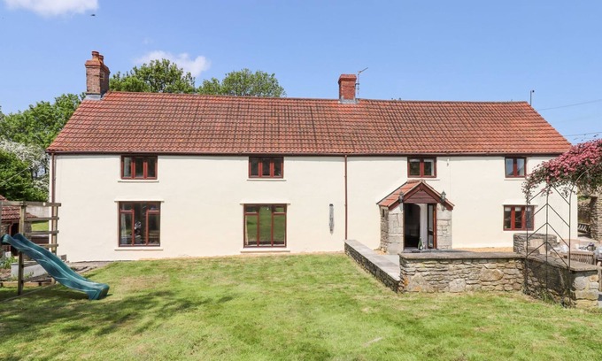 Butcombe Cabaña | NEMPNETT FARMHOUSE, pet friendly, with hot tub in Blagdon