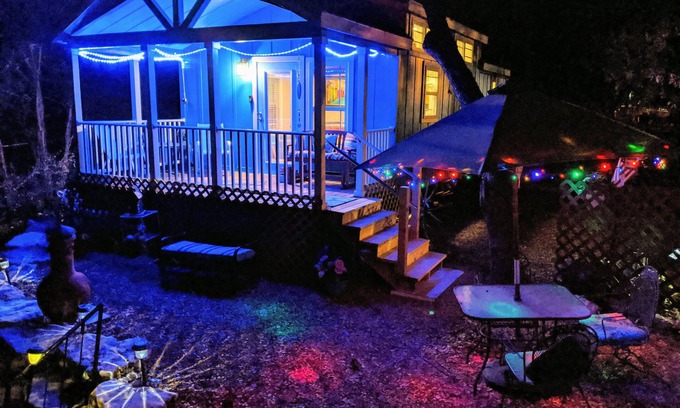 Canyon Lake Cabina | Enjoy peace and quiet among the oak trees, with your own private Hot Tub.