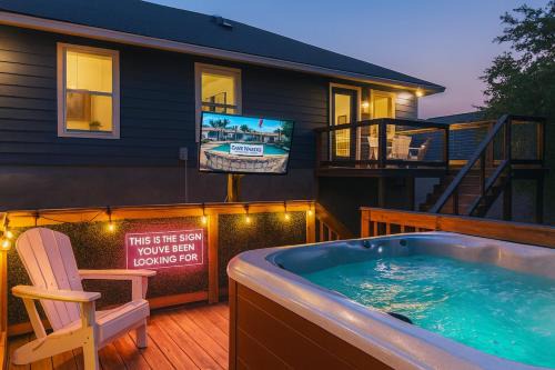 Canyon Lake Casa | Neon Vibes Outdoor TV Hot Tub Arcade Room