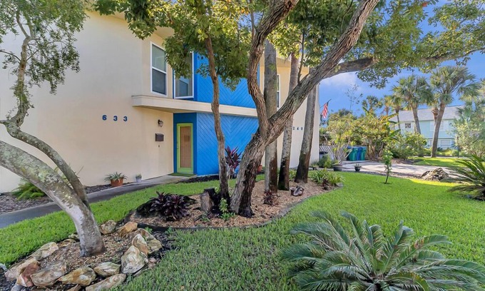 Neptune Beach Casa | Neptune's Nest - Beachside living just steps to the ocean and great dining