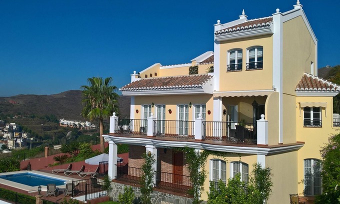 Urbanizacion Ladera del Mar Villa | NERJA Villa IMPRESIONANTE VISTA AL MAR, PISCINA, INCLUIDO WIFI y AIRE ACONDICIONADO, SALA DE CINE / JUEGOS