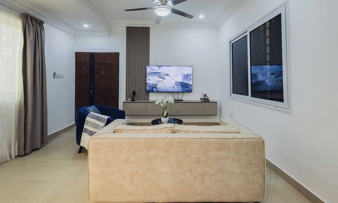 Sekondi-Takoradi Apartamento | NEST 1: Stylish 2BR with premium finishes, custom décor & stunning views.