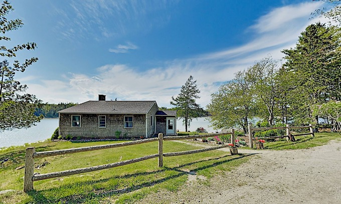 Mount Desert Cabaña | Nest On Mount Desert Isle w Beach - 8 Mi to Acadia