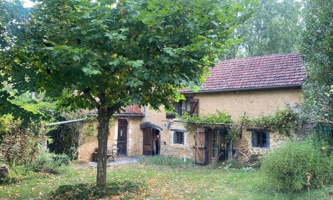 Campagnac-les-Quercy Casa | Nestled in the woods near the Rivers Dordogne and Ceou lies our secluded gem.