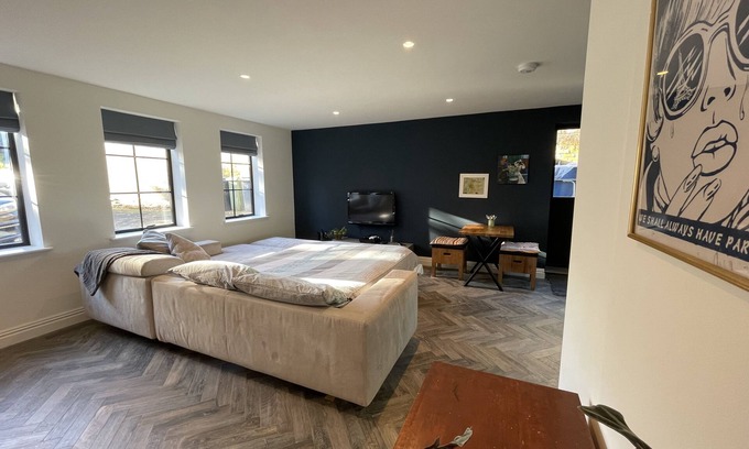 Coombe Hill Apartamento | Nestled in a grand private estate, near woodlands, easy access London