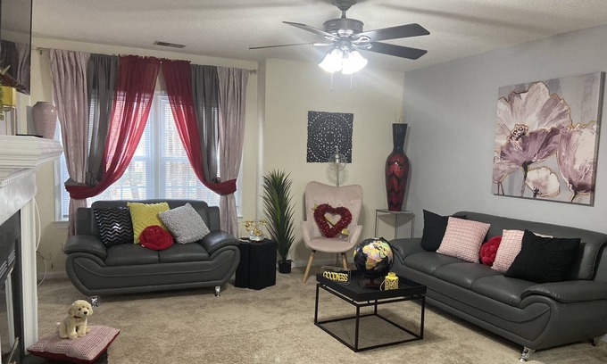 Greenbrier West Condominio | Nestled in a quiet condo, just 15 minutes from VA Beach boardwalk. Sleeps five.
