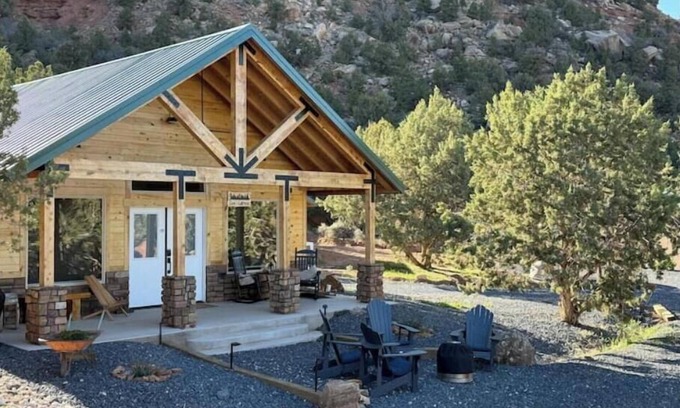 Apple Valley Casa | Nestled in Nature Zion’s Gateway-Jacuzzi Suite
