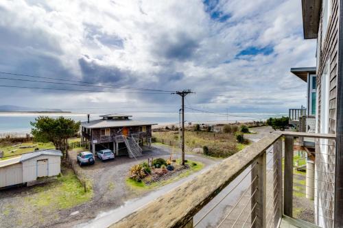 Happy Camp Hideaway Apartamento | Netarts Bay and Ocean Views