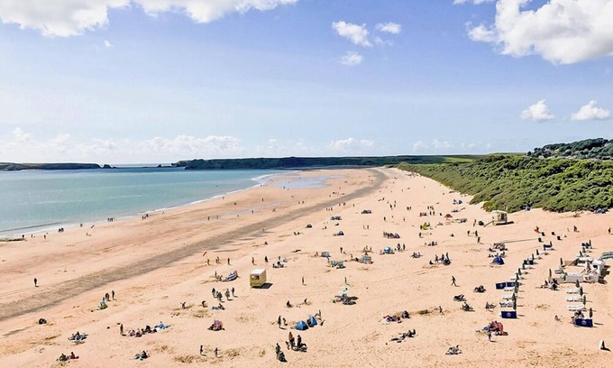 Pembroke Casa | Nethercote, Holiday Property Freshwater East, Sleeps 10, 5 bedrooms, bathrooms
