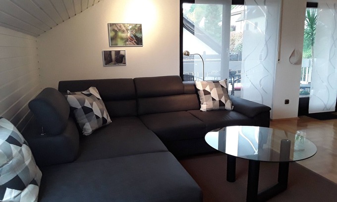 Gemuenden Apartamento | Apartamento recién amueblado con espacio para guardar bicicletas.