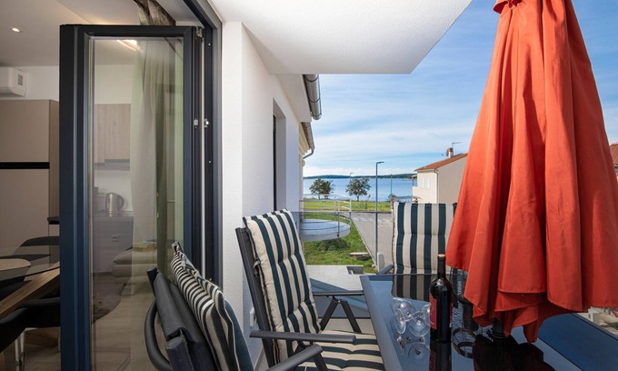 Medulin Apartamento | Neues, Modernes Ferienhaus, Direkt am Meer, nur 30m vom Strand Entfernt