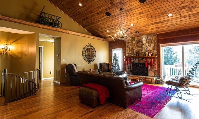 Vilas Casa | NEW! 18 acre PRIVATE country estate with HOT TUB and FIRE!