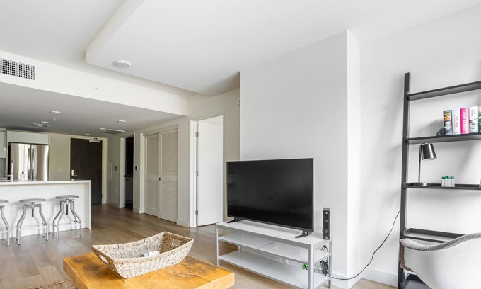 Westlake Apartamento | New 1BR in Koreatown with Rooftop Amenities