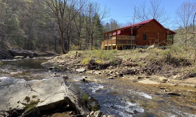 Deep Gap Cabina | New 2/2 Log Cabin, Rushing Trout Stream, Hot Tub, Fireplace, 8 acres, WiFi