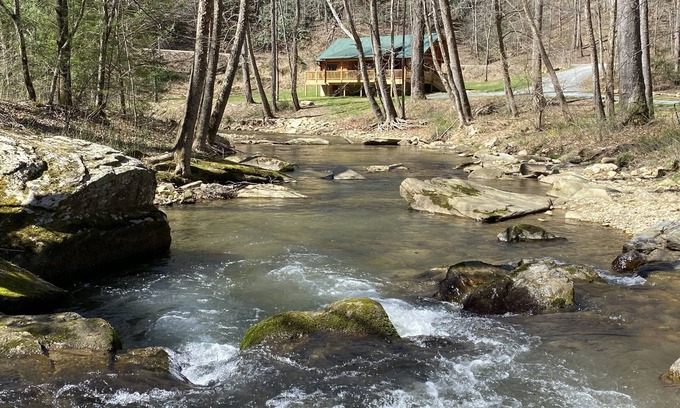 Deep Gap Cabina | New 2/2 log cabin, rushing trout stream, hot tub, fireplace, 4 acres