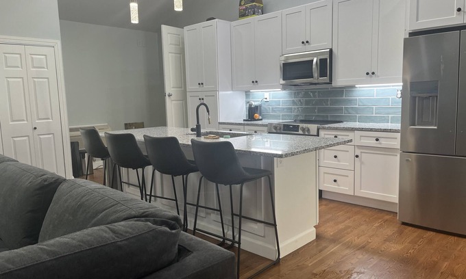Greensboro Apartamento | New 2-Bedroom Apartment walk to Guilford College & close to PTI Airport