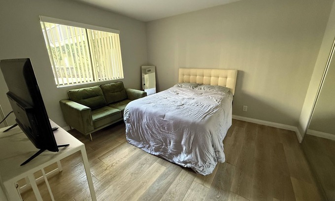 Burbank Apartamento | New 2-bedroom apartment in charming Burbank Empire Center with WiFi, AC