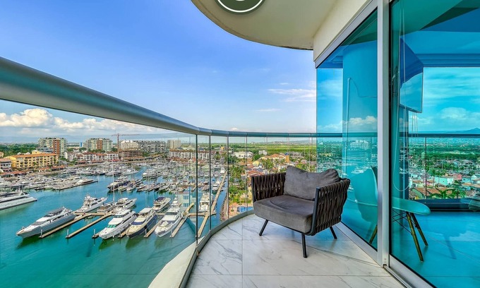 Isla Iguana Apartamento | New 2 BR Condo Right in the Marina - Rooftop Pool