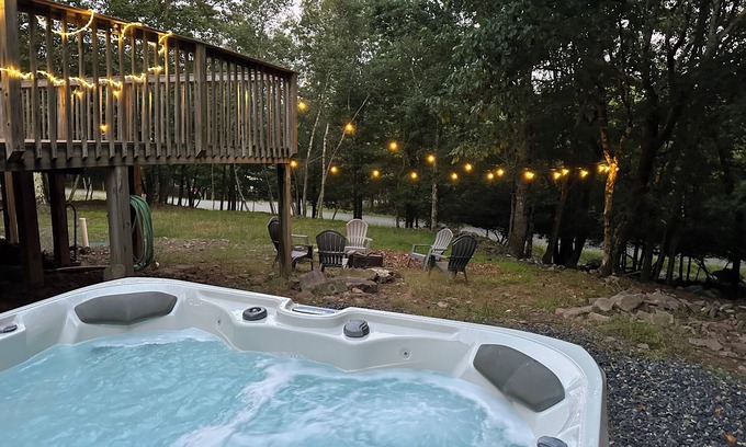 Albrightsville Cabina | New! 2 Pools! A/C ! Spacious House with HOT TUB, Games, Dog ok!