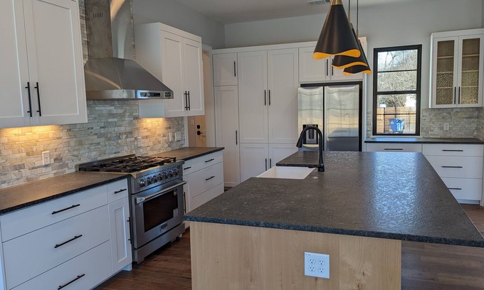 Galindo Casa | New 2023 Home, Cool Pool, 4Bed 3.5Bath, Patios, in great South Austin!