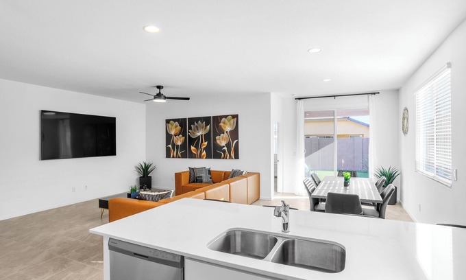 Goodyear Casa | NEW 2024 HOME 3BR/2BA, 2 CAR GARAGE, LEVEL 2 EV CHARGER, 86" TV, AND KING BED
