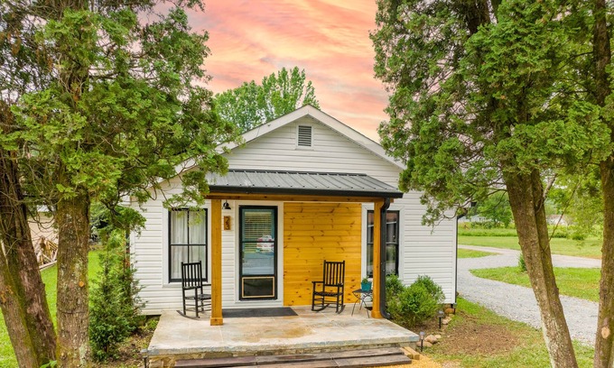 Robbinsville Cabaña | *NEW* 2B/1B Cozy Cottage by Tail of the Dragon! Flat Parking|Firepit