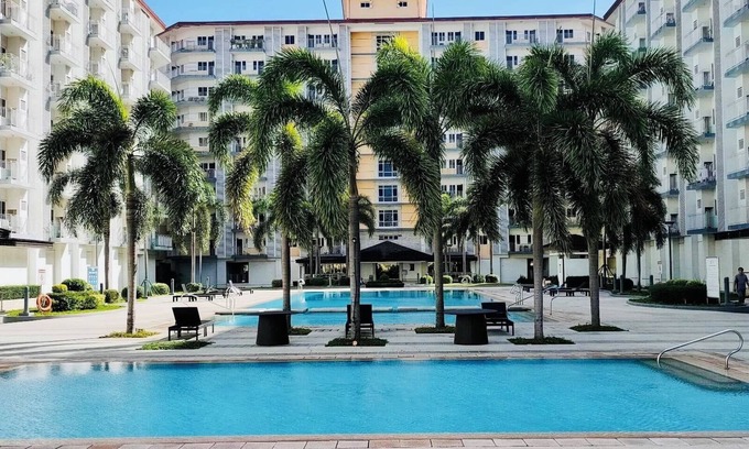 San Dionisio Condominio | New 2BR w/ Pool, fast Wifi, Netflix, Fitness area and near NAIA & SM