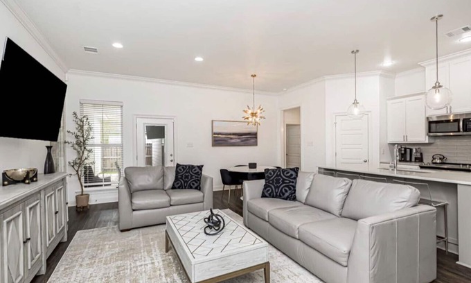Highlands - Perkins Casa | Modern 3BR Townhouse Minutes From LSU - Mid Term/Long Term