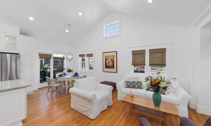University Heights Casa | New, 3 Bed, 2 Bath, Walk to Bars, Food, Shops, Luxury Home, Large TV's. Comfy!