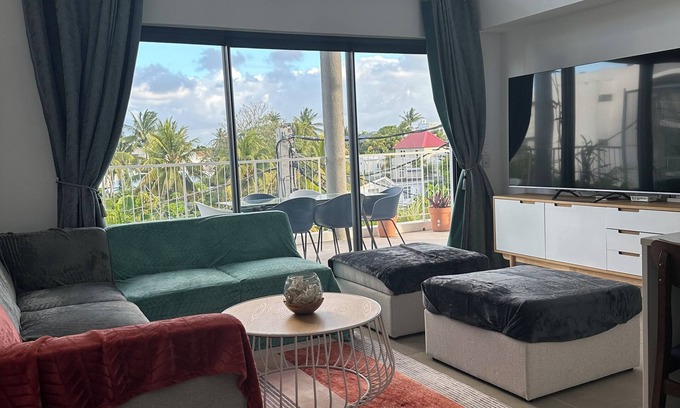 Pointe aux Canonniers Apartamento | New 3-bedroom apartment with swimming pool, on the seafront.