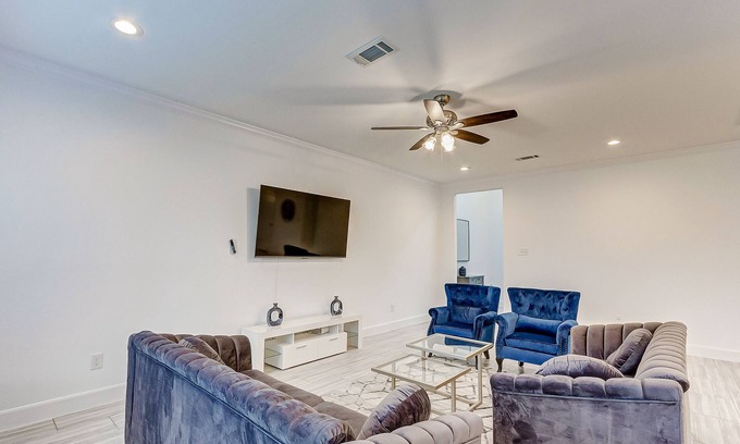 Barker Casa | New 3 bedroom with master suite in a gated community