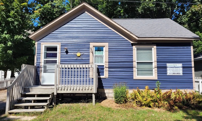Frankfort Cabaña | New! 307 HP Cottage - Very Cute with Great Downtown Location & A/C!
