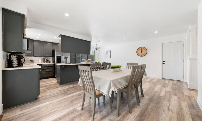 Carmichael Casa | New 3BD/2BA Ideal Escape Close to the River