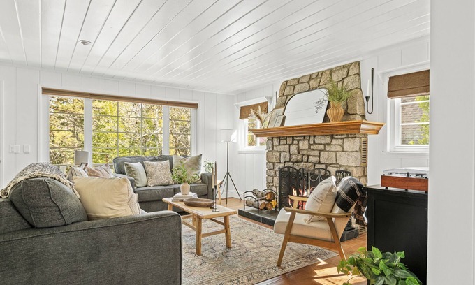 Cedar Glen Cabaña | New! 3BDR Cottage only 2 miles from The Village!
