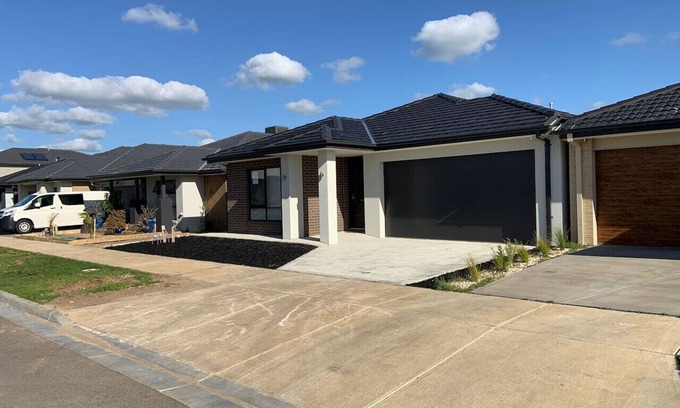 Clyde Casa | New 4.5 BR Modern Home @Clyde