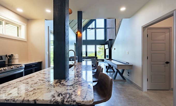 Drasco Casa | New! 4 Bedroom + 2 Bathroom Lakeview Home!