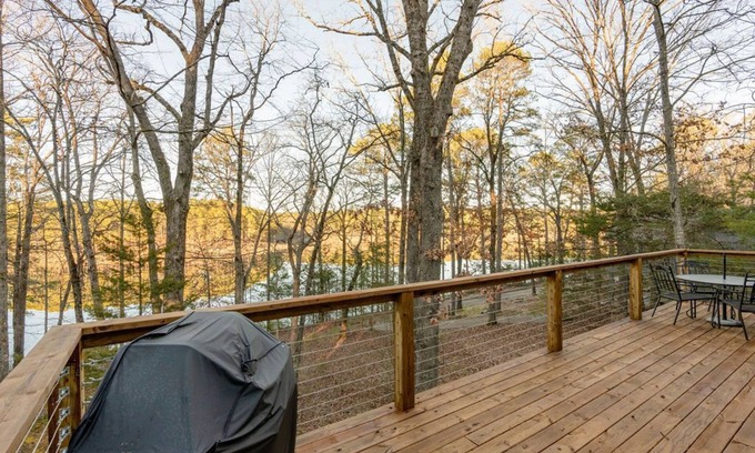 Higden Casa | New! 4 Bedroom + 2 Bathroom Lakeview Home!