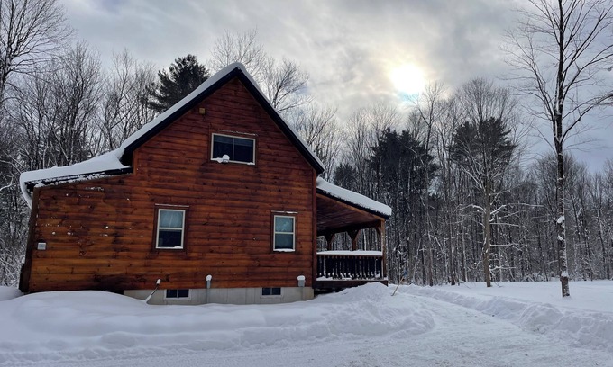 Cleveland Cabina | New 4-bedroom cabin in Cleveland with a Hot tub