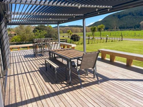 Atiamuri Casa | New 4 bedroom house to yourself, sleep 12, WiFi, full Air Conditioning