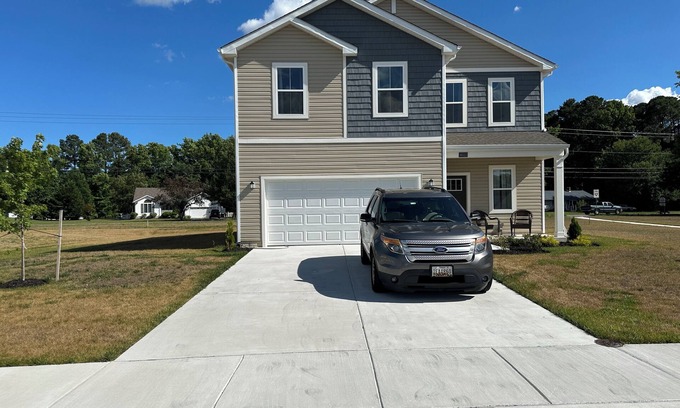 Selbyville Casa | New 4 bedroom house in Schooner Landing. Minutes to the beach. Pet friendly.