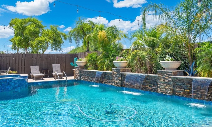 Goodyear Casa | New 4 BR Brand new Heated Pool & Spa plus 2nd therapeutic Spa! & Putting Green!